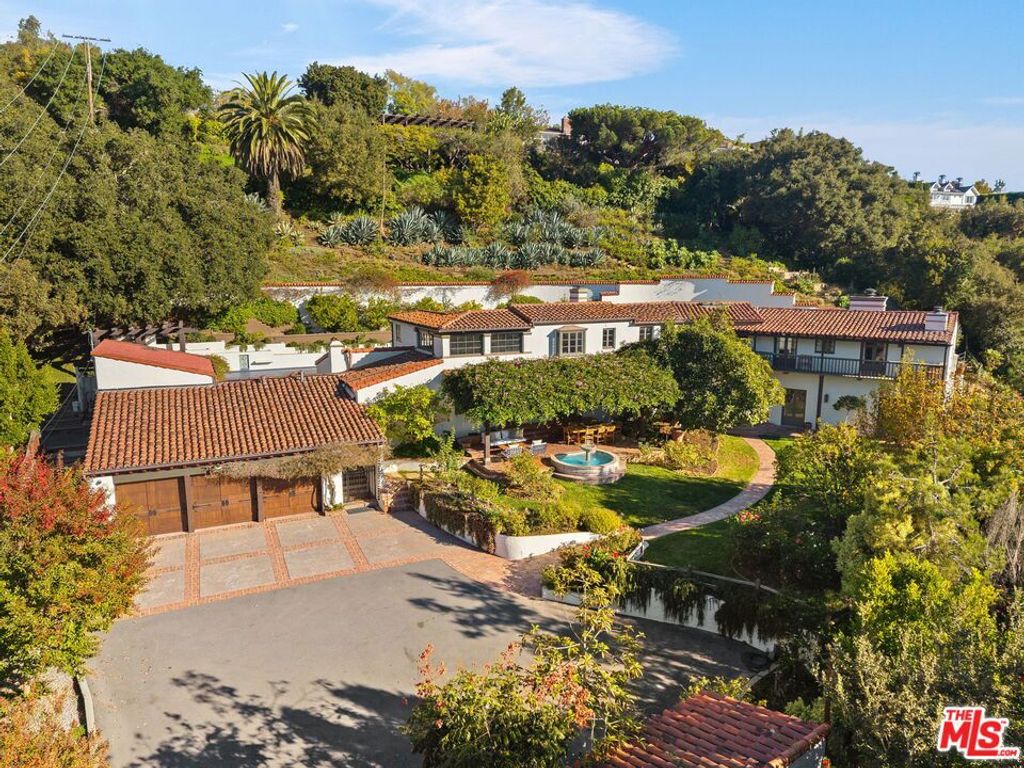 Photo of 1744 Reedvale Lane, Los Angeles, CA 90049 (MLS # 26671963)