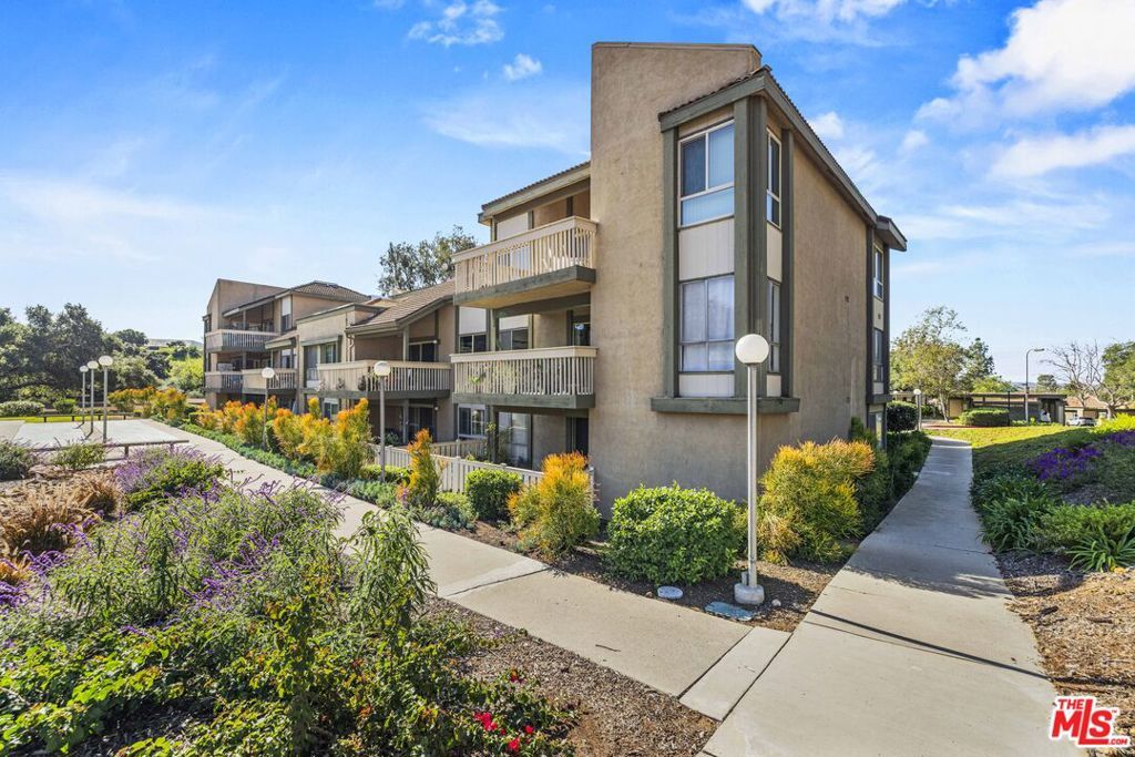 Photo of 824 Pinetree Circle #14, Thousand Oaks, CA 91360 (MLS # 26646037)