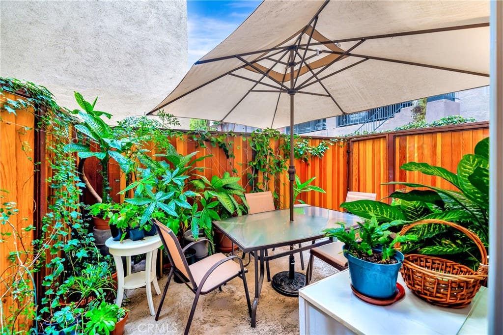 Photo of 1734 N Fuller Ave #107, Los Angeles, CA 90046 (MLS # SR26037409)