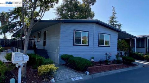 Photo of 29501 Sandburg Way Way, Hayward, CA 94544 (MLS # 41133286)