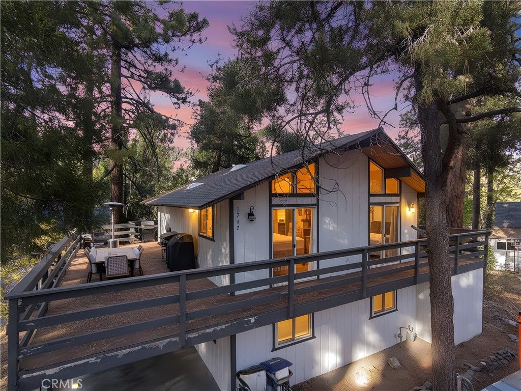 Photo of 1742 Twin Lakes, Wrightwood, CA 92397 (MLS # TR25242364)