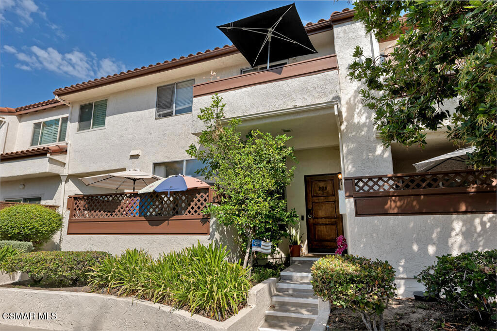 Don't miss this amazing opportunity to stop renting and start building equity! This 2-bedroom condo in the heart of Simi is a great starter home. Conveniently located near schools, shopping, and restaurants! The community features well kept tennis courts, pool, spa, and a clubhouse!