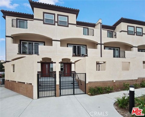 Photo of 904 Warwick Avenue, Thousand Oaks, CA 91360 (MLS # 26849193)