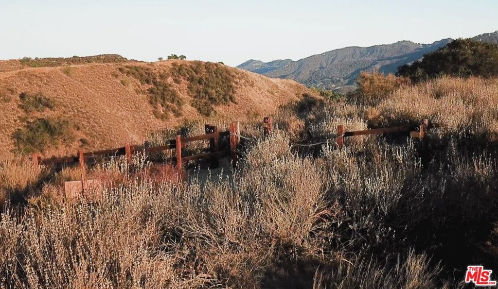 Photo of 22800 Portage Circle Drive, Topanga, CA 90290 (MLS # 25630113)