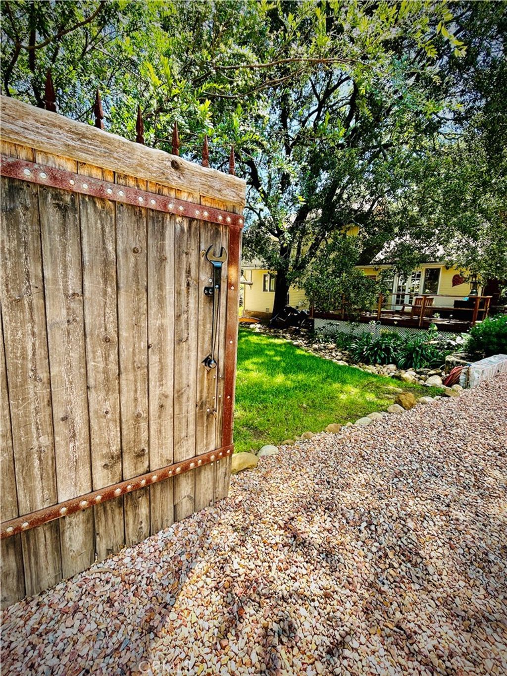 Photo of 23230 Raymond St, Chatsworth, CA 91311 (MLS # SR26082514)