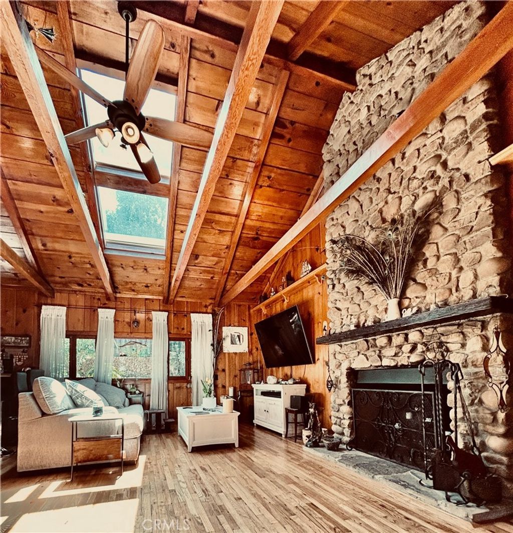 Photo of 23230 Raymond St, Chatsworth, CA 91311 (MLS # SR26082514)