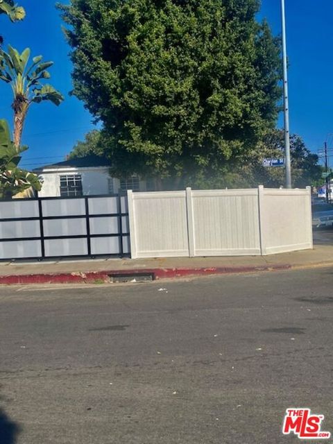 Photo of 2062 Chariton Street, Los Angeles, CA 90034 (MLS # 25627235)