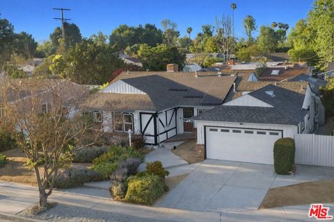 Photo of 12811 Waddell Street, Valley Village, CA 91607 (MLS # 26671633)