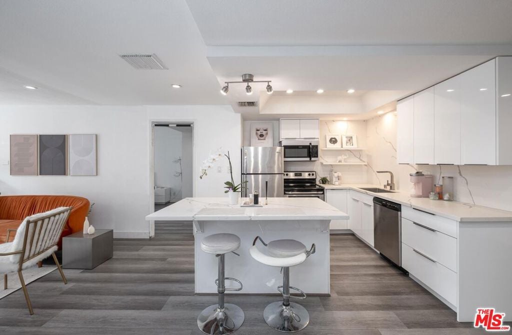 321 S San Vicente Boulevard 101