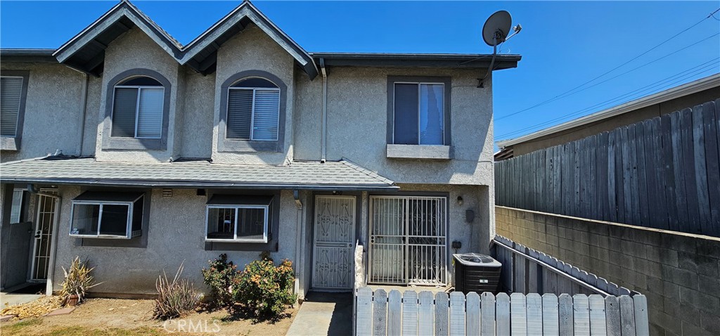 This Townhouse located at end unit on the best of Vista Grande Gated Community, newer laminate Flooring upstairs rooms and stairway, newer appliances, newer water heater. All three bedrooms are upstairs, master bedroom with high ceiling design. Skylight is on second floor walkway.Living room has direct access to garage.
Walk distance to Community Park have BBQ area and Walking trial.
Mountain View in day time and city lights view at night time.
Quiet location, easy access to Freeways, Shops, Grocery Stores and all Transportations.
Please submit: CAR rental application form per adult, three current months of paycheck stubs, three current months of bank statements, personal current month of credit report with Fico Score.
*** NO PETS PLEASE ***