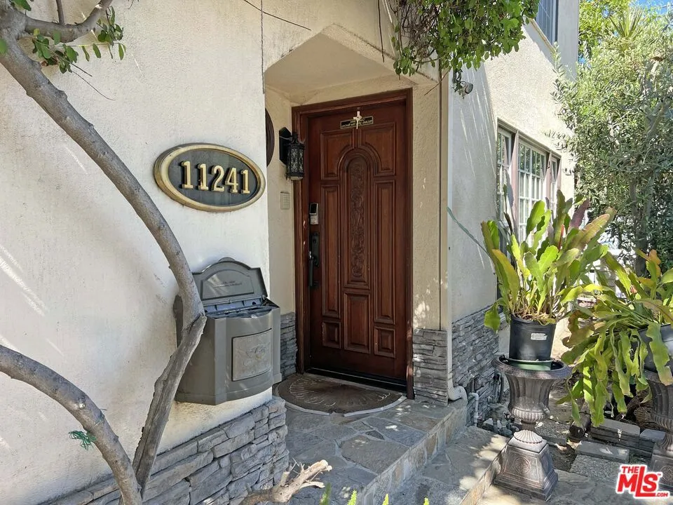 North Hollywood, California 91601, United States, 5 Bedrooms Bedrooms, ,4 BathroomsBathrooms,Residential,Contingent,51333