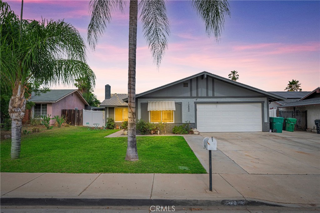 Beautiful house close to restaurants, shops and 60fwy. Nice layout: 4 bedroom, 2 bath. Beautiful backyard to entertain family and friends.