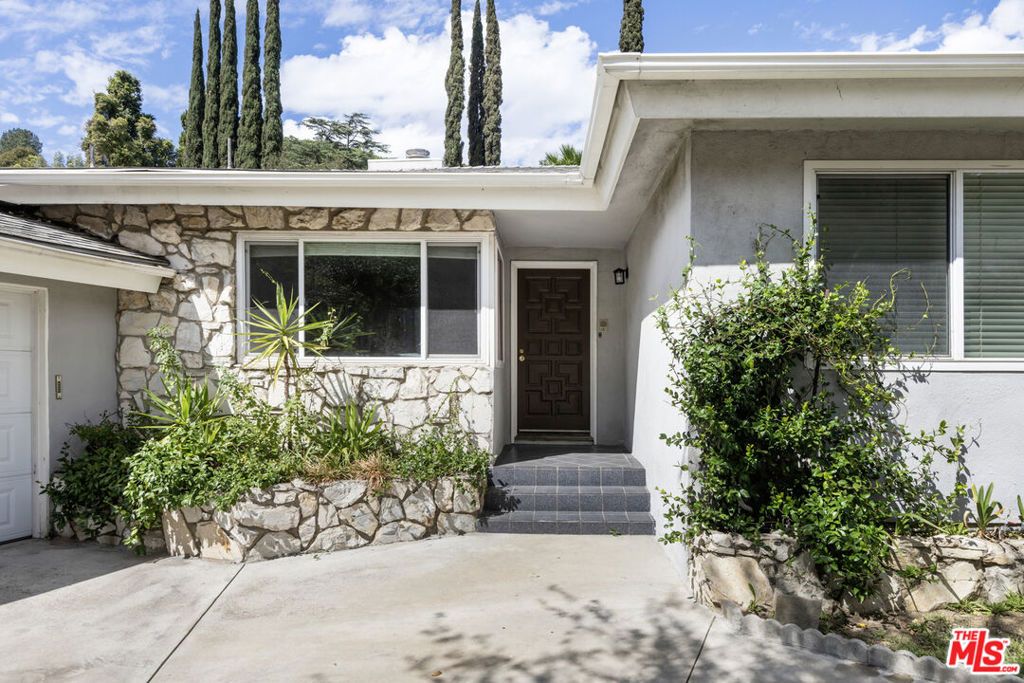 Photo of 15508 Royal Ridge Road, Sherman Oaks, CA 91403 (MLS # 25597945)
