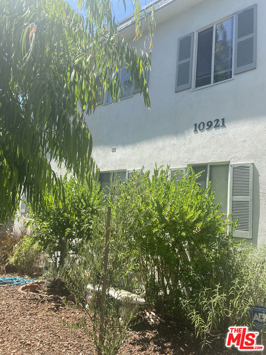 Fabulous West LA location. Close to transportation, shopping, entertainment and restaurants. Super clean and bright one bedroom, one bath unit with hardwood and laminate floors. Remodeled kitchen and bath. Newer stove and refrigerator, quartz countertop and ceiling fan. This unit includes a large private patio which is off the kitchen. A special addition to only this unit. One assigned parking space. Community laundry. Tenant to carry Renter's Insurance. Tenant pays utilities.