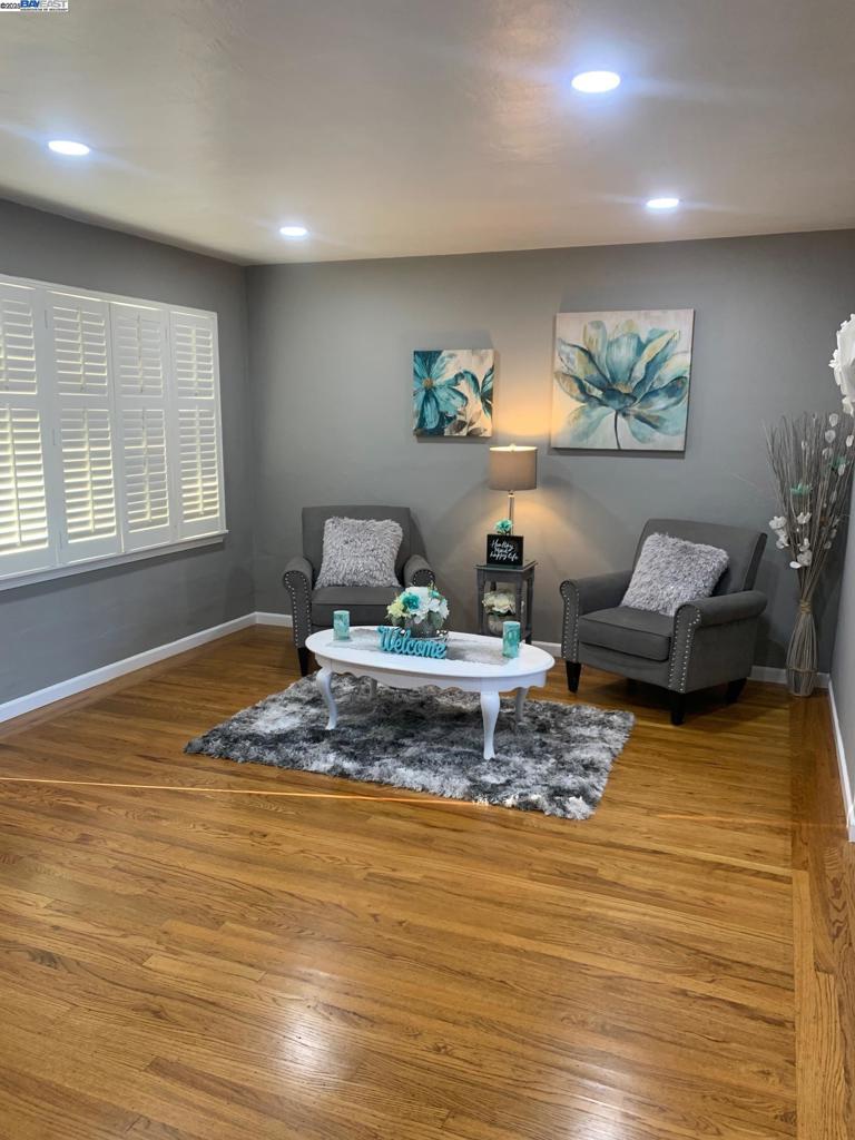 DAVIS STREET - Residential