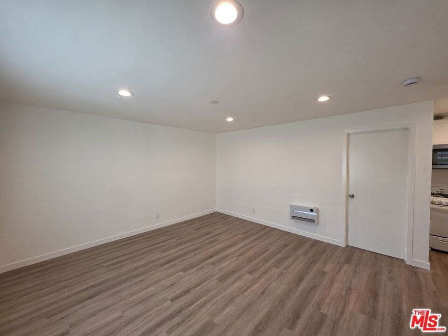 Well remodeled 1+1 unit in Redondo Beach.  Very blight unit located on the second floor.  New appliances including gas stove and refrigerator.  The listing price includes a parking fee of $100 per month.