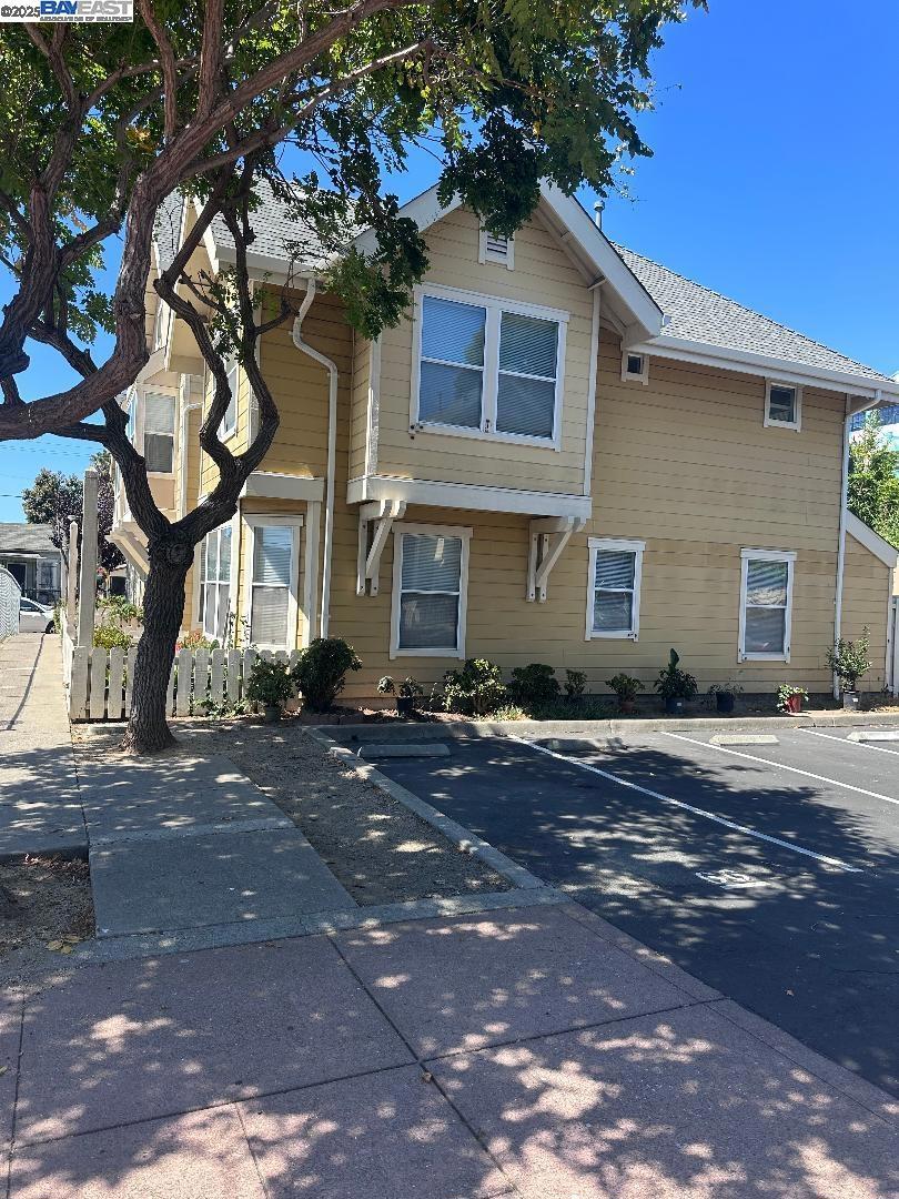 Look no more! beautiful low HOA townhouse located in Jingle town one of the fastest- growing arts District and emerging businesses. Just 3.5 miles from downtown Oakland, and short commute to San Francisco, Alameda is just across the Miller-sweeny Bridge, not to mention the closeness to the freeway, shopping centers, cafes and bars! This could be your home!
