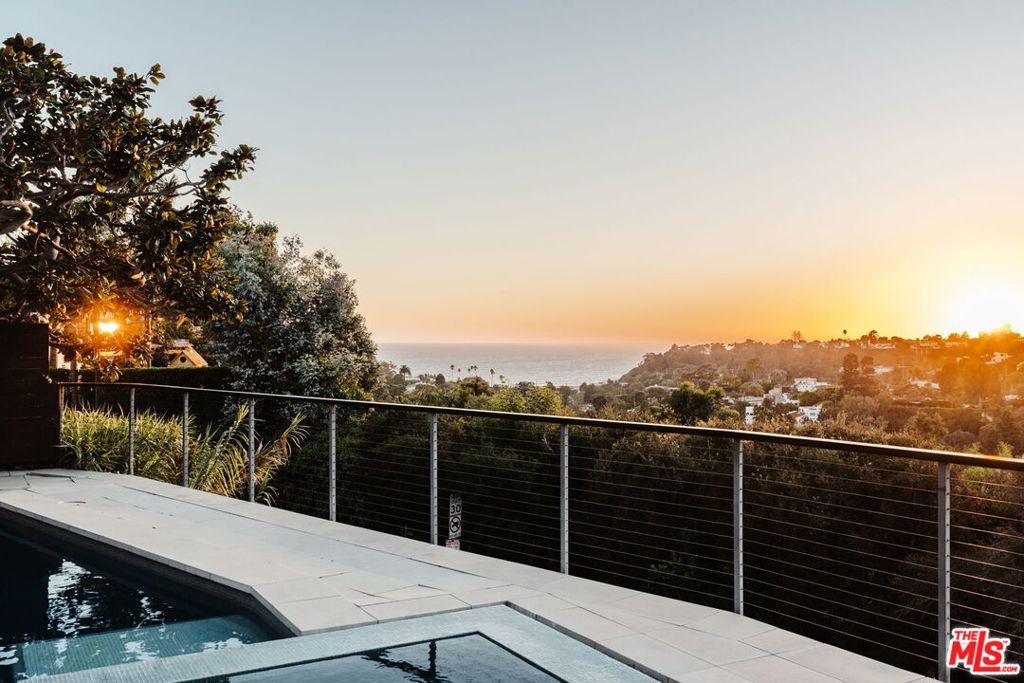 Photo of 721 Adelaide Place, Santa Monica, CA 90402 (MLS # 25597907)