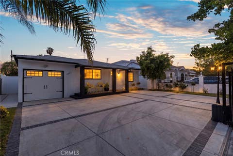 Photo of 6823 Matilija AVE, Van Nuys, CA 91405 (MLS # GD26099039)