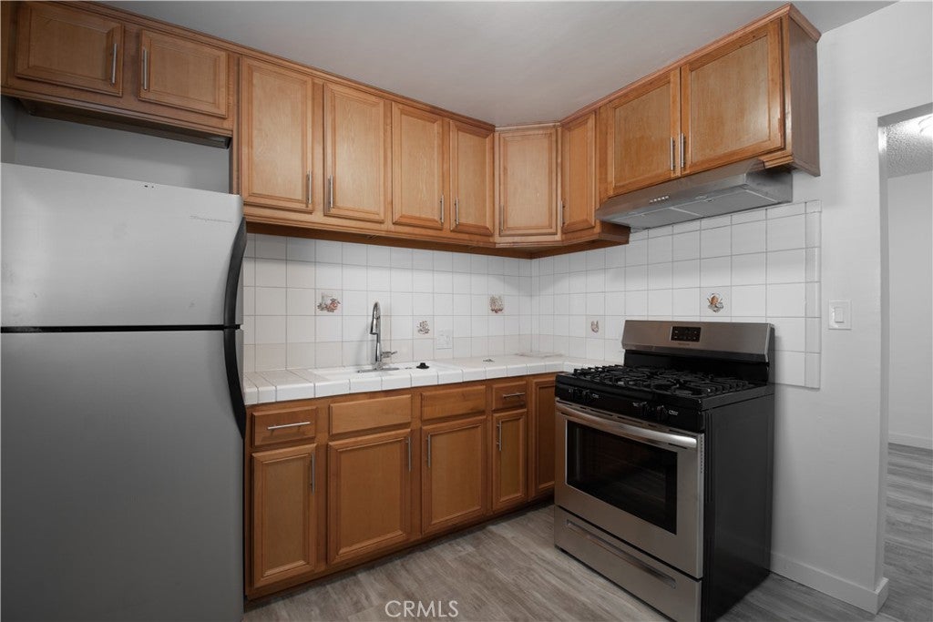 906 E Imperial