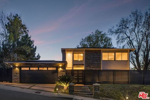 Photo of 4833 Dunman Avenue, Woodland Hills, CA 91364 (MLS # 26649513)