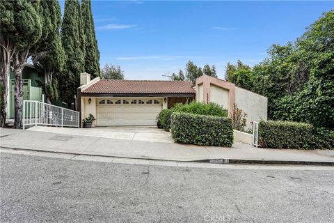 Photo of 3334 Oak Glen DR, Los Angeles, CA 90068 (MLS # AR26105664)