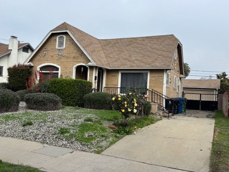 FAMILY TRUST AUCTION!!! FIXER 3 BEDROOM, 1¾ BATH HOME EAST OF INGLEWOOD & CLOSE TO SOFI STADIUM. THE HOME FEATURES A LIVING ROOM & KITCHEN. LAUNDRY AREA WITH WASHER/DRYER HOOKUP. FLOOR & WALL HEATER. 2 CAR DETACHED GARAGE WITH ELECTRIC OPENER. WORK SHOP & BONUS ROOM ATTACHED TO REAR OF GARAGE (NO PERMIT). GRASS BACKYARD. POSSIBLE DEVELOPMENT SITE. BUYERS SHOULD CHECK WITH THE CITY OF LOS ANGELES FOR CURRENT BUILDING RESTRICTIONS AND REQUIREMENTS. GREAT FIXER OPPORTUNITY.