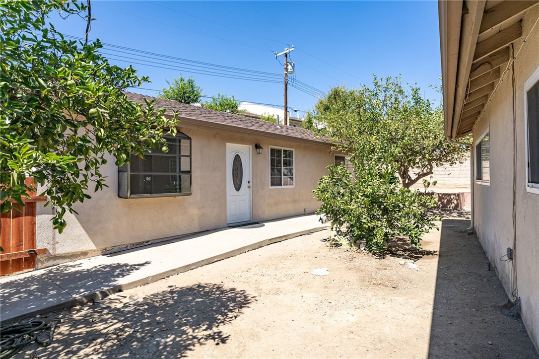 *ADU GUEST HOUSE WITH PRIVATE ENTRANCE, PRIVATE YARD & ALL UTILITIES INCLUDED*
Spacious bedrooms with tile and carpet throughout, central heat & A/C, and plentiful parking.
Tucked away in a peaceful cul-de-sac, this property is just minutes from the Northridge mall, the Granada village, and 118 freeway. With its 900 sqft size, privacy, and prime location, this home is desirable for someone looking to rent in the North San Fernando Valley. The kitchen and dining spaces are set up for convenience, while the living room and 2 bedrooms provide flexibility for family, guests, or a home office. The private yard comes with two lemon trees, two orange trees and one lime tree- making this an excellent choice for someone seeking comfort year-round.