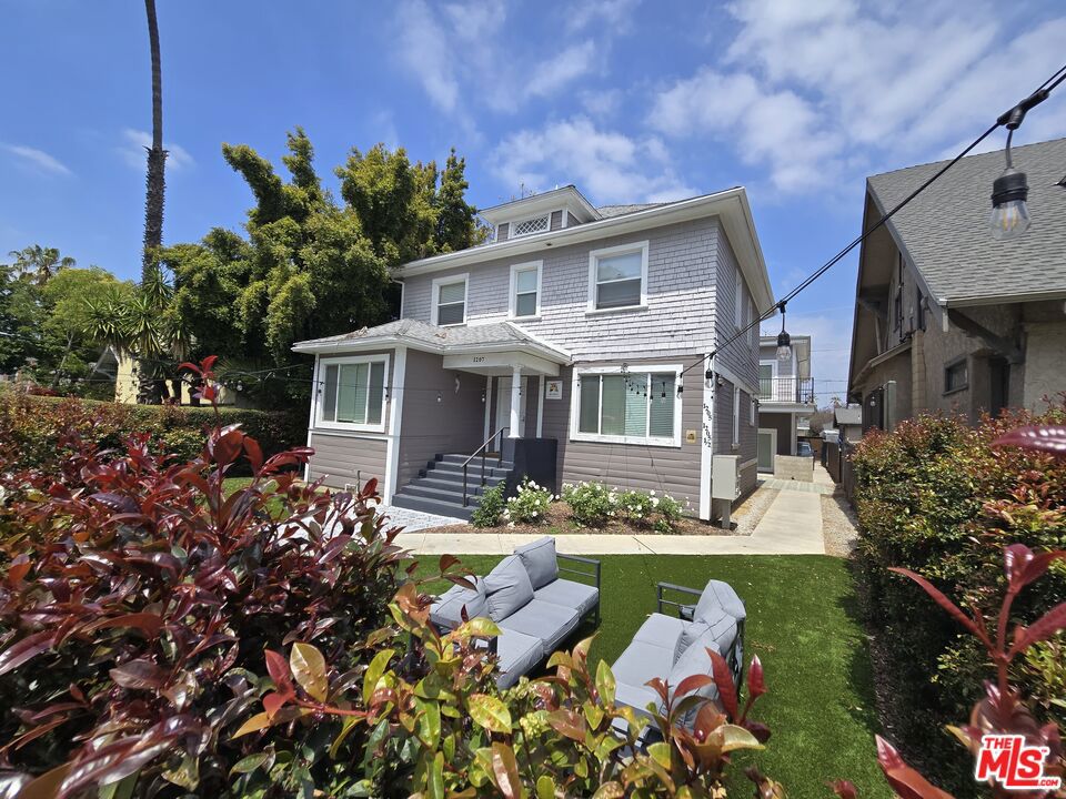 1207 W 37th Place