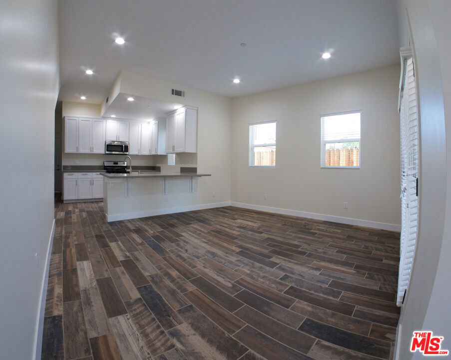 1207 W 37th Place