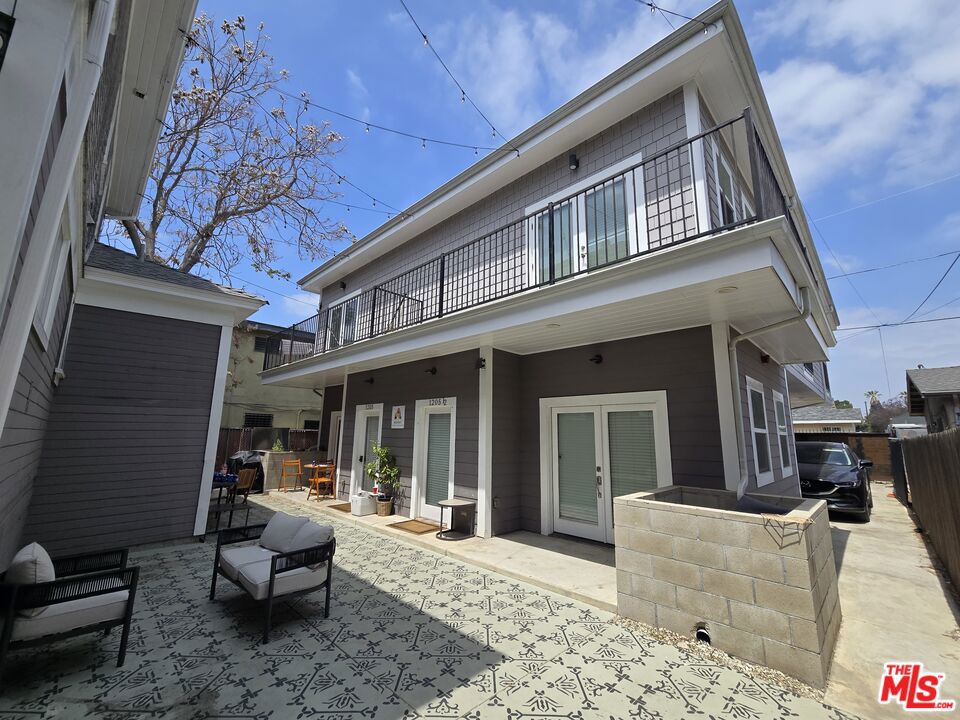 1207 W 37th Place