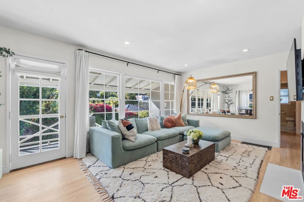 859 Cresthaven Drive