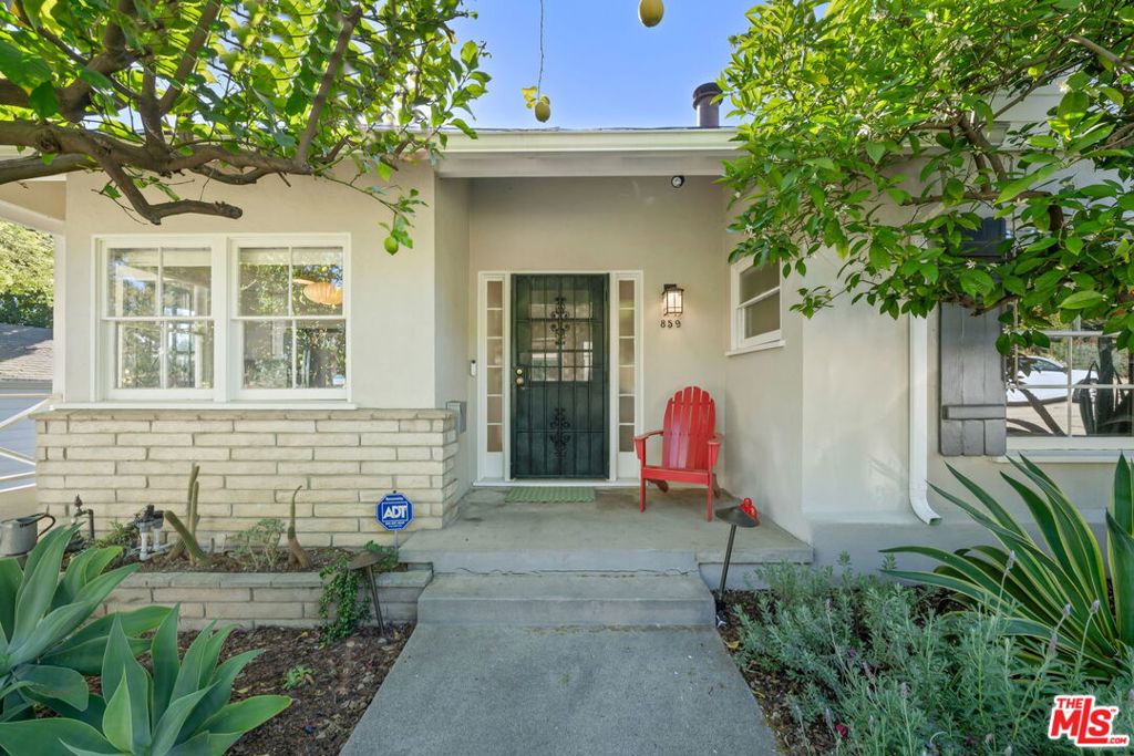 859 Cresthaven Drive