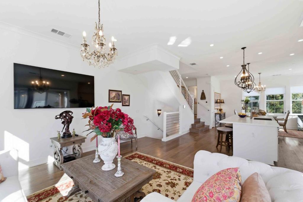 585 Los Castanos Drive