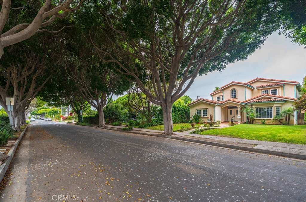 Spacious 5 bedroom, 4 bathroom Home for Rent on a Tree-Lined Street in Santa Monica.
This expansive home offers just over 3,500 square feet of living space and is located on a beautiful, tree-lined street of Delaware Ave. Featuring high ceilings and hardwood floors throughout, the home boasts an open-concept layout that allows for excellent flow between living, dining, and kitchen areas. The kitchen includes a large island, perfect for cooking and food preparation, and connects seamlessly with the main living spaces. Both formal and informal living rooms provide flexible options for entertaining or everyday living. There are five generously sized bedrooms with abundant natural light and ample closet space, along with four well-appointed bathrooms. Additional features include a detached two-car garage, a private grassy backyard and tiled patio, and a dedicated laundry room. This home is less than 10 min from Whole Foods, Trader Joe’s, the beach and popular local cafés like Bleuys Santa Monica and Erewhon.