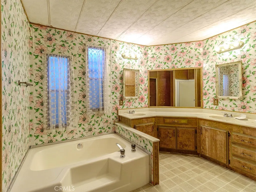 Corona, California 92882, United States, 3 Bedrooms Bedrooms, ,2 BathroomsBathrooms,Residential,Pending,250091