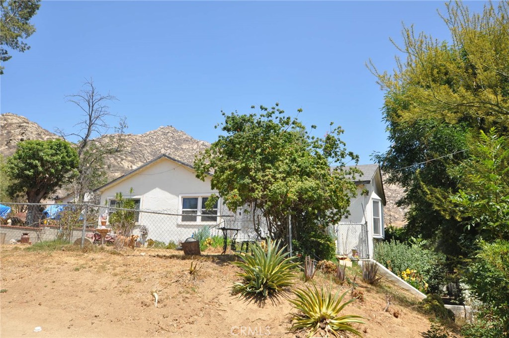 Rare find. 2.3 acres located in the City of Riverside. Room for parking RV's, toys, hiking. The location provides nice city views.
Four-bedroom 2 bath home. Zoned for up to four horses as per the City of Riverside. Nestled near Box Springs Mountain Reserve
and is off the beaten path which provides for a rural feel. Minutes away from UCR, freeways I60/I91/I215, Metrolink commuter rail and downtown. Hiking trails and mountain views are nearby. This home offers the best of both worlds, a rural feel close to desirable city amenities.