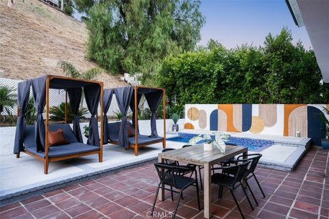 Photo of 23413 Oxnard Street, Woodland Hills, CA 91367 (MLS # CV26059734)