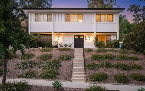 Photo of 23413 Oxnard Street, Woodland Hills, CA 91367 (MLS # CV26059734)