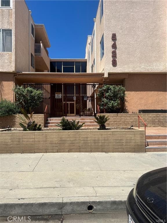 In the heart of Encino bright and upgrades spacious Condominium approximately 1,147 SF, in and nearby Lake Balboa recreational area. The Condo is located on the 2nd floor with an open floor plan consisting of 2 bedrooms, 2 baths, master has 2 walk in closets, plenty of cabinet space in the kitchen, central A/C and lots of natural light. Condo has elevators, community pool and sauna, 2 gated assigned parking spaces, laundry facilities and is within walking distance to Ventura Blvd with easy access to 101 Fwy, shopping, and restaurants. Come see for yourself.