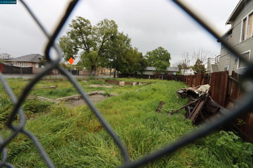 Nice multi-Unit lot. Ready to build a duplex, triplex, etc..