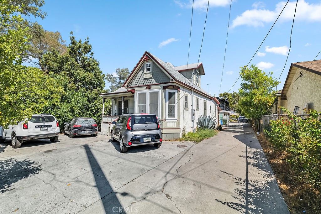 Exceptional investment opportunity in Boyle Heights! This 5-unit multifamily property features a desirable mix of units, including one spacious 4-bedroom, 2-bathroom unit, along with four 1-bedroom, 1-bathroom units. The property sits on a generous lot and offers a strong rental upside with a current cap rate of 6.5%, making it an attractive option for both seasoned investors and those looking to expand their portfolio. Conveniently located near Downtown Los Angeles, the Arts District, major freeways, schools, parks, and neighborhood amenities, this property benefits from consistent rental demand and excellent potential for both cash flow and long-term appreciation.