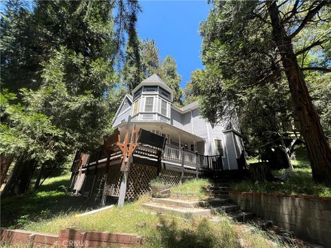 Photo of 25010 Valle DR, Crestline, CA 92325 (MLS # DW26100952)