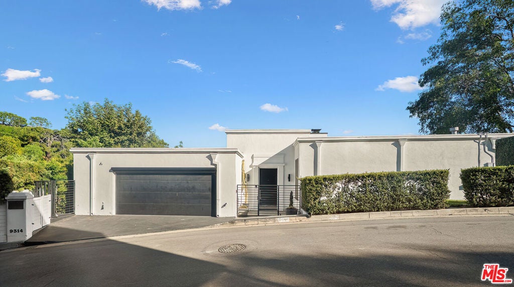 Photo of 9314 Lloydcrest Drive, Beverly Hills, CA 90210 (MLS # 26997747)