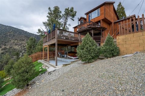 Photo of 14921 Ward Dr, Pine Mountain Club, CA 93225 (MLS # SR26021421)