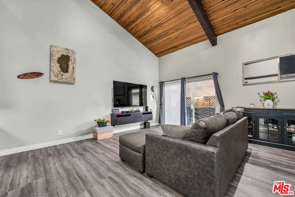 Encino, California 91316, United States, 1 Bedroom Bedrooms, ,2 BathroomsBathrooms,Residential,Active,124735