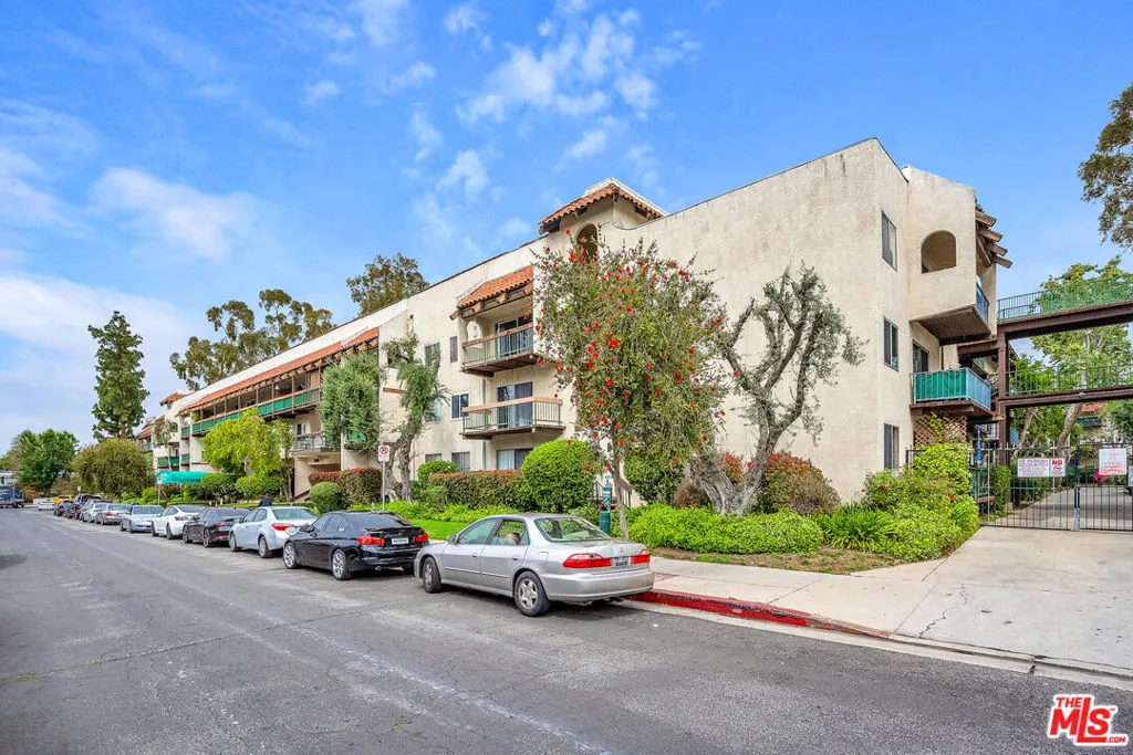 Encino, California 91316, United States, 1 Bedroom Bedrooms, ,2 BathroomsBathrooms,Residential,Active,124735