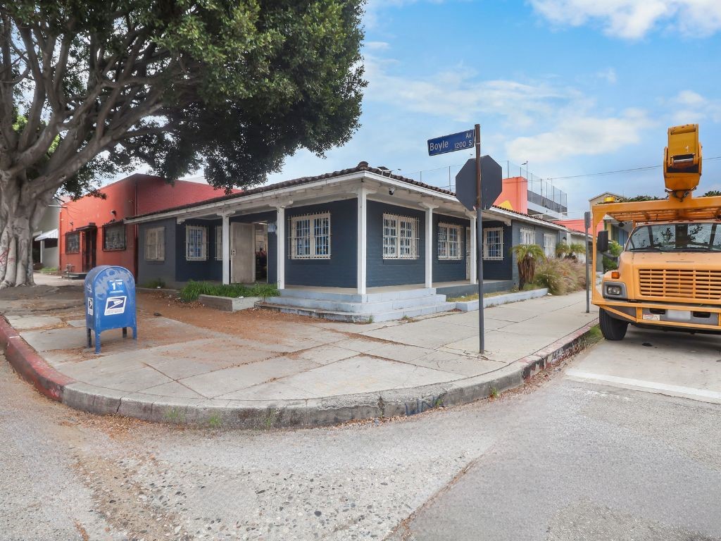 NEW OPPORTUNITY IN PRIME, HIGH-DEMAND BOYLE HEIGHTS!! FEATURING FREE-STANDING OFFICE STRUCTURE TOTALING APPROXIMATELY 4,382 SF ON A 7,001 SF LOT, THIS VERSATILE PROPERTY OFFERS VALUE AND FLEXIBILITY FOR INVESTORS OR OWNER-USERS ALIKE. THIS IS ZONED FOR LIGHT MANUFACTURING, COULD BE USED FOR RETAIL, RESTAURANT, MECHANICS, GYM. PLEASE VERIFY WITH THE CITY FOR ITS USE. THERE ARE 4 UNITS, ALL ARE OCCUPIED WITH TENANTS.
CURRENTLY INCOME-PRODUCING, THIS IS A RARE OPPORTUNITY TO SECURE A STRATEGIC COMMERCIAL ASSET IN ONE OF LA’S MOST ACTIVE AND EVOLVING NEIGHBORHOODS.
BUYERS ARE TO DO DUE DILIGENCE TO APPROX. SQFT., PERMITS NEIGHBORHOOD & CONDITIONS. DEEMED RELIABLE BUT NOT VERIFIED. DON'T MISS THIS OPPORTUNITY TO OWN IN BOYLE HEIGHTS—AVAILABLE NOW AND PRICED TO MOVE!!!