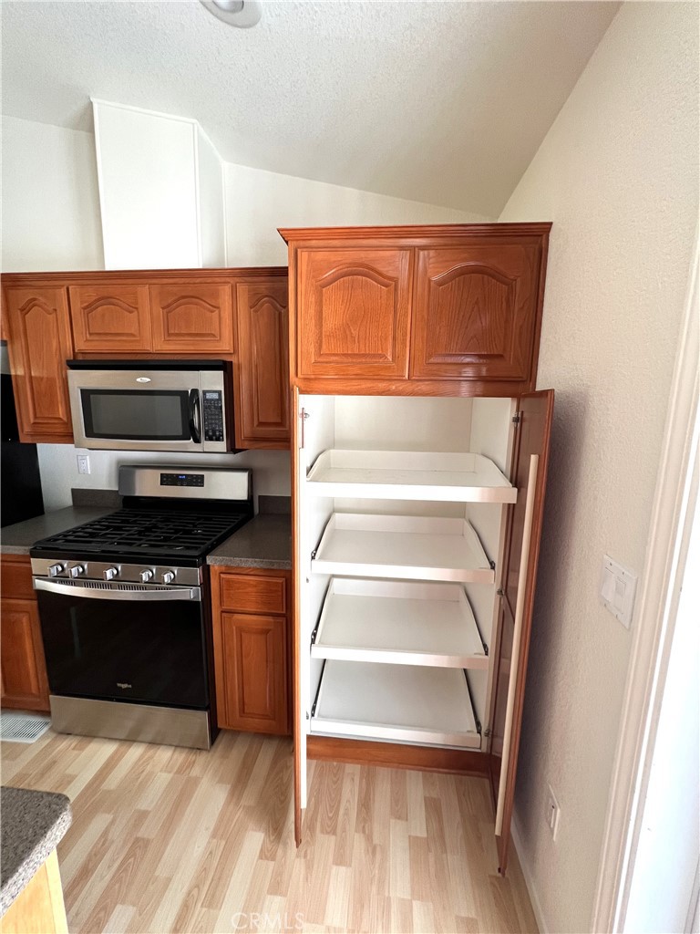 11401 Topanga Canyon 23