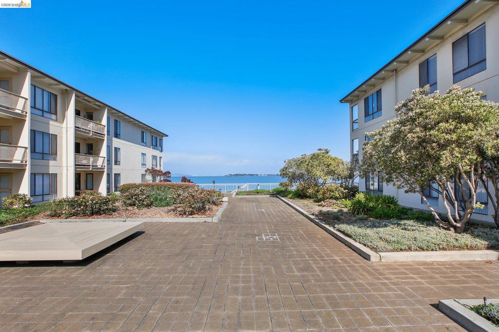 9 Commodore Dr Dr